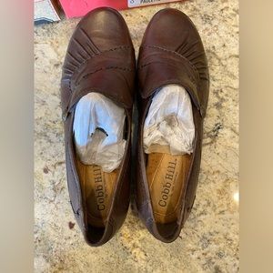 women’s size 10 Wide Cobb Hill Paulette Loafer. Dark Brown Leather.